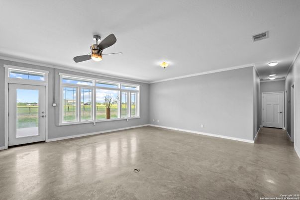 Empty room, Interior