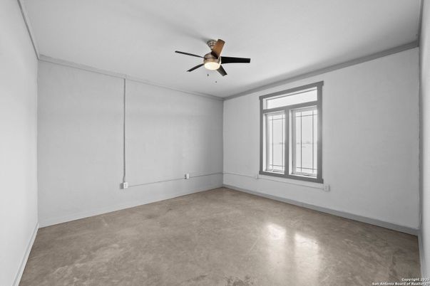 Empty room, Interior
