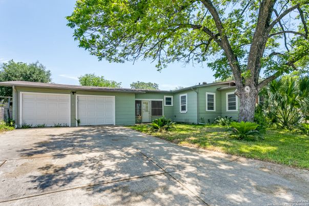 Attached, Exterior, Facade, Ranch