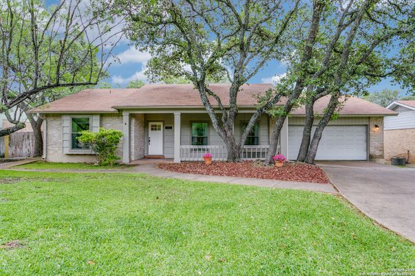 Attached, Exterior, Facade, Ranch