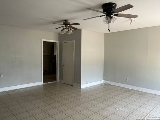 Empty room, Interior