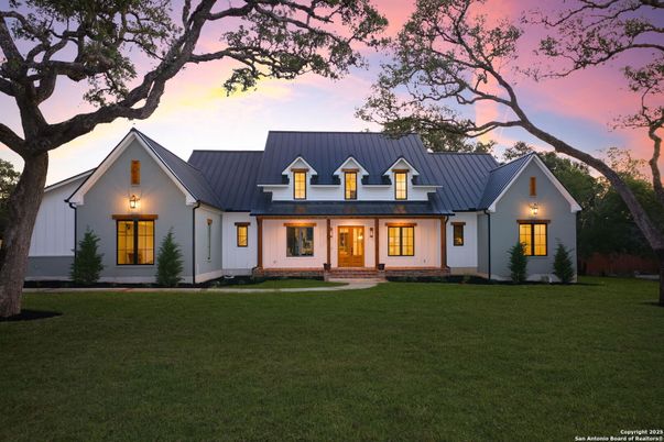 Exterior, Facade, Farmhouse