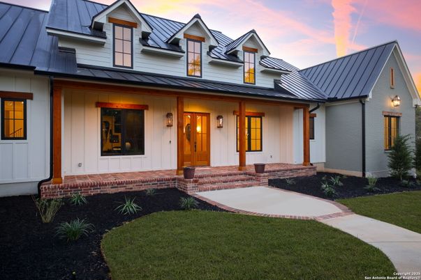 Exterior, Facade, Farmhouse