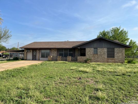 Backyard, Exterior, Facade, Brick Facade, Ranch