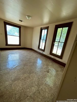 Empty room, Interior