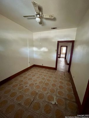 Empty room, Interior