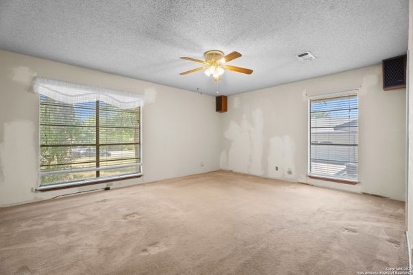 Empty room, Interior
