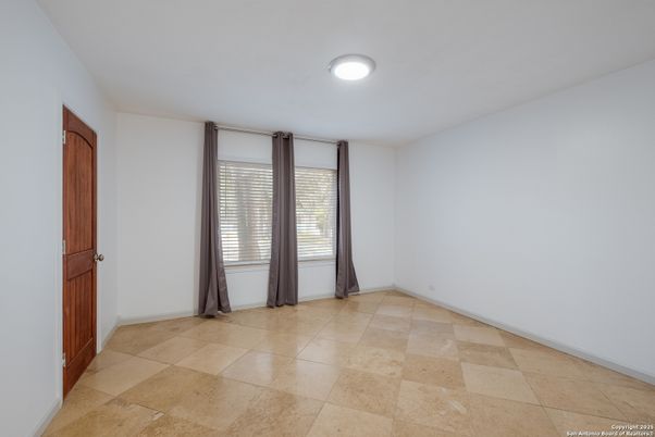 Empty room, Interior