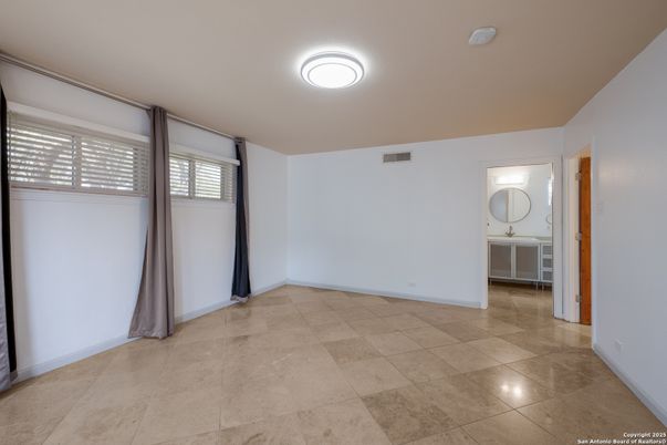 Empty room, Interior