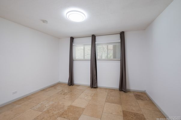 Empty room, Interior