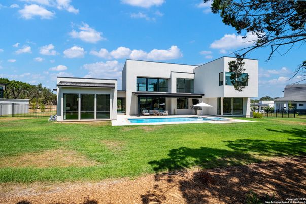 Backyard, Exterior, Facade, Pool, Modern