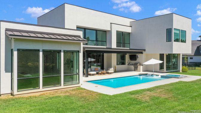 Exterior, Facade, Pool, Modern
