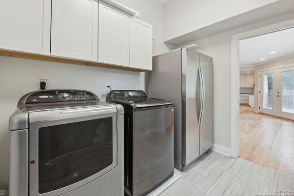 Interior, Recessed Lighting, Washer, Wood Texture Flooring