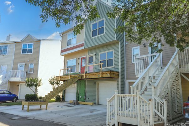 Attached, Exterior, Facade, Rowhouse