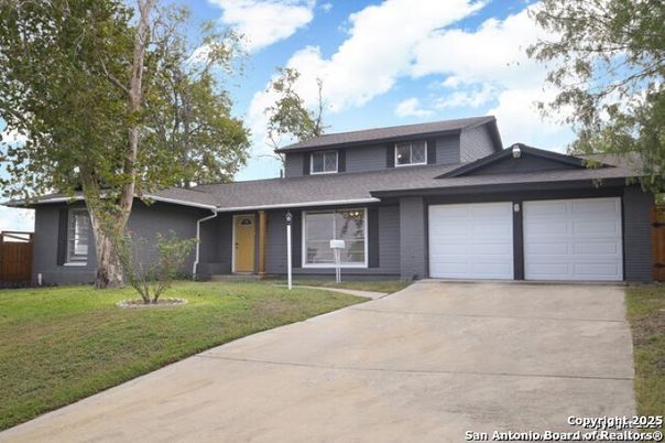 Attached, Exterior, Facade, Ranch