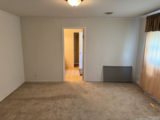 Empty room, Interior