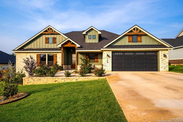 Attached, Exterior, Facade, Farmhouse
