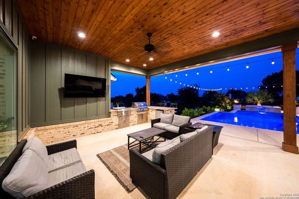 Exterior, Pool, Recessed Lighting