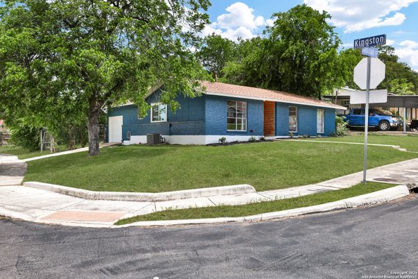 Exterior, Facade, Ranch