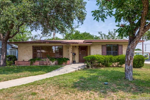 Exterior, Facade, Brick Facade, Ranch