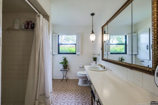 Bathroom, Interior, Pendant Lights