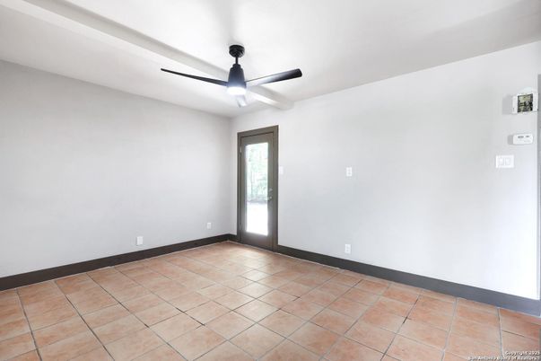 Empty room, Interior