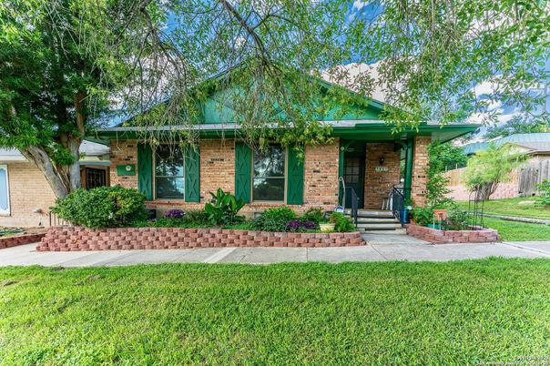 Exterior, Facade, Brick Facade, Ranch