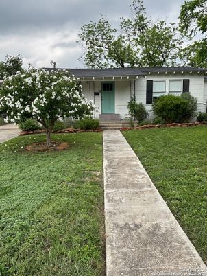 Exterior, Facade, Ranch