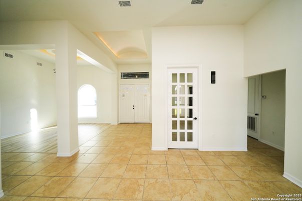 Empty room, Interior