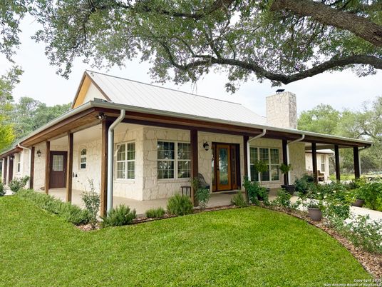 Exterior, Facade, Ranch