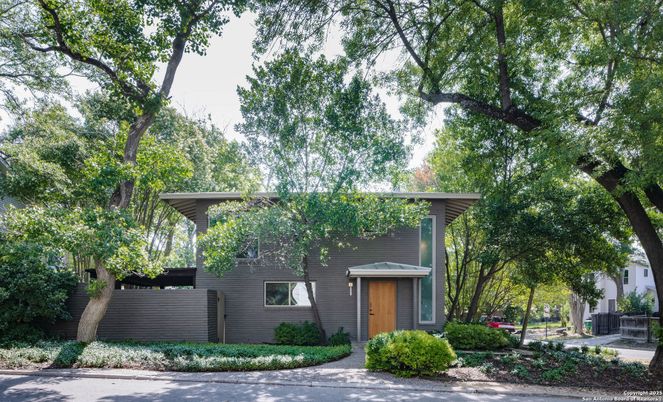 Exterior, Facade, Modern