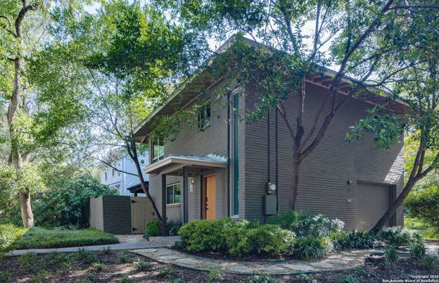 Exterior, Facade, American Foursquare