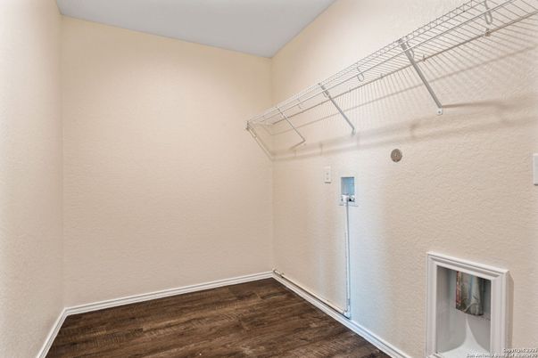 Interior, Walk-in Closets, Wood Texture Flooring