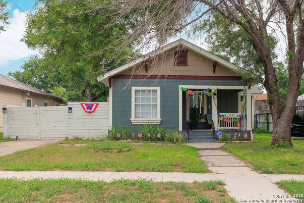 Backyard, Exterior, Facade, American Craftsman