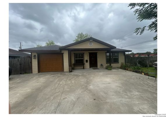 Attached, Exterior, Facade, Ranch
