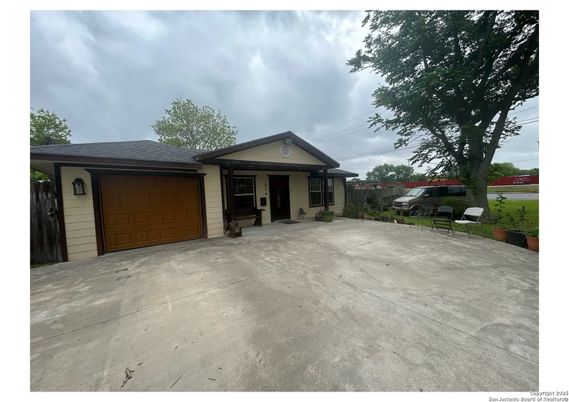 Attached, Exterior, Facade, Ranch
