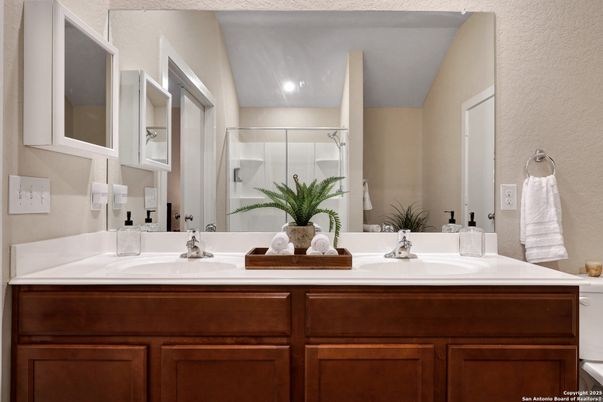 Bathroom, Dual Sink Vanities, Interior, Recessed Lighting