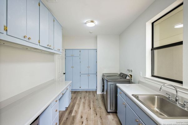 Interior, Washer, Wood Texture Flooring