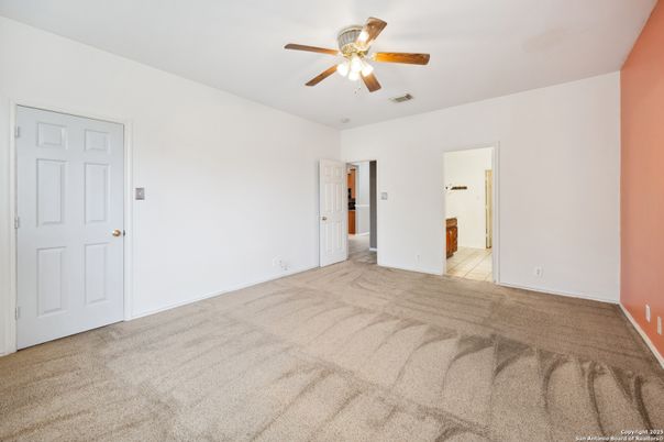 Empty room, Interior
