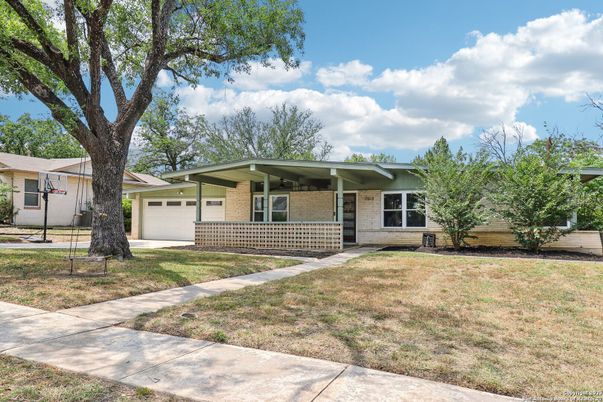 Attached, Exterior, Facade, Ranch