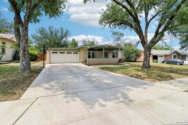 Attached, Exterior, Facade, Ranch