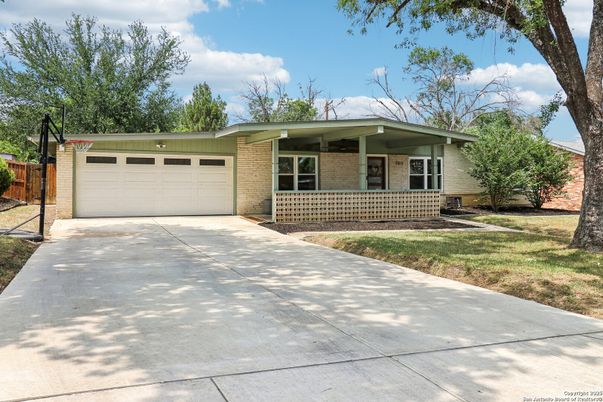 Attached, Exterior, Facade, Brick Facade, Ranch