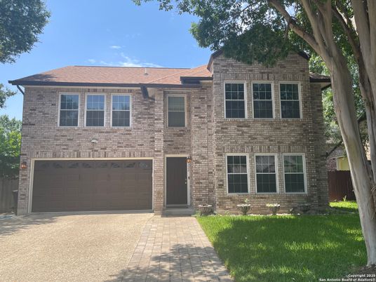 Attached, Exterior, Facade, Brick Facade, Georgian