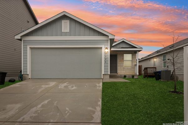 Attached, Exterior, Facade, American Craftsman