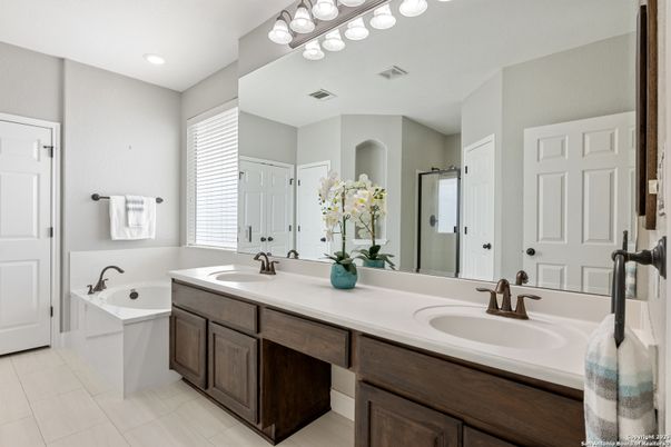 Bathroom, Dual Sink Vanities, Interior, Recessed Lighting