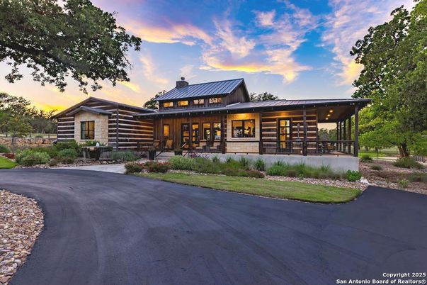 Exterior, Facade, Log Home
