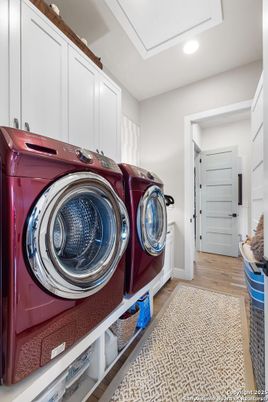 Interior, Recessed Lighting, Washer, Wood Texture Flooring
