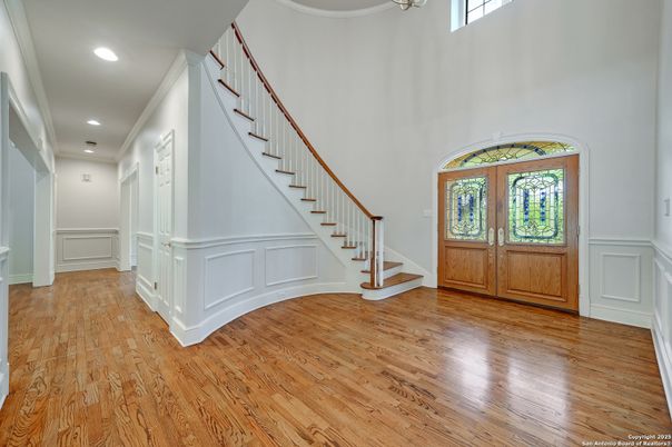 Interior, Recessed Lighting, Wood Texture Flooring