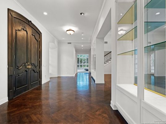 Interior, Recessed Lighting, Wood Texture Flooring
