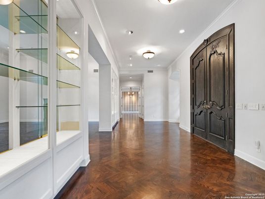 Interior, Recessed Lighting, Wood Texture Flooring